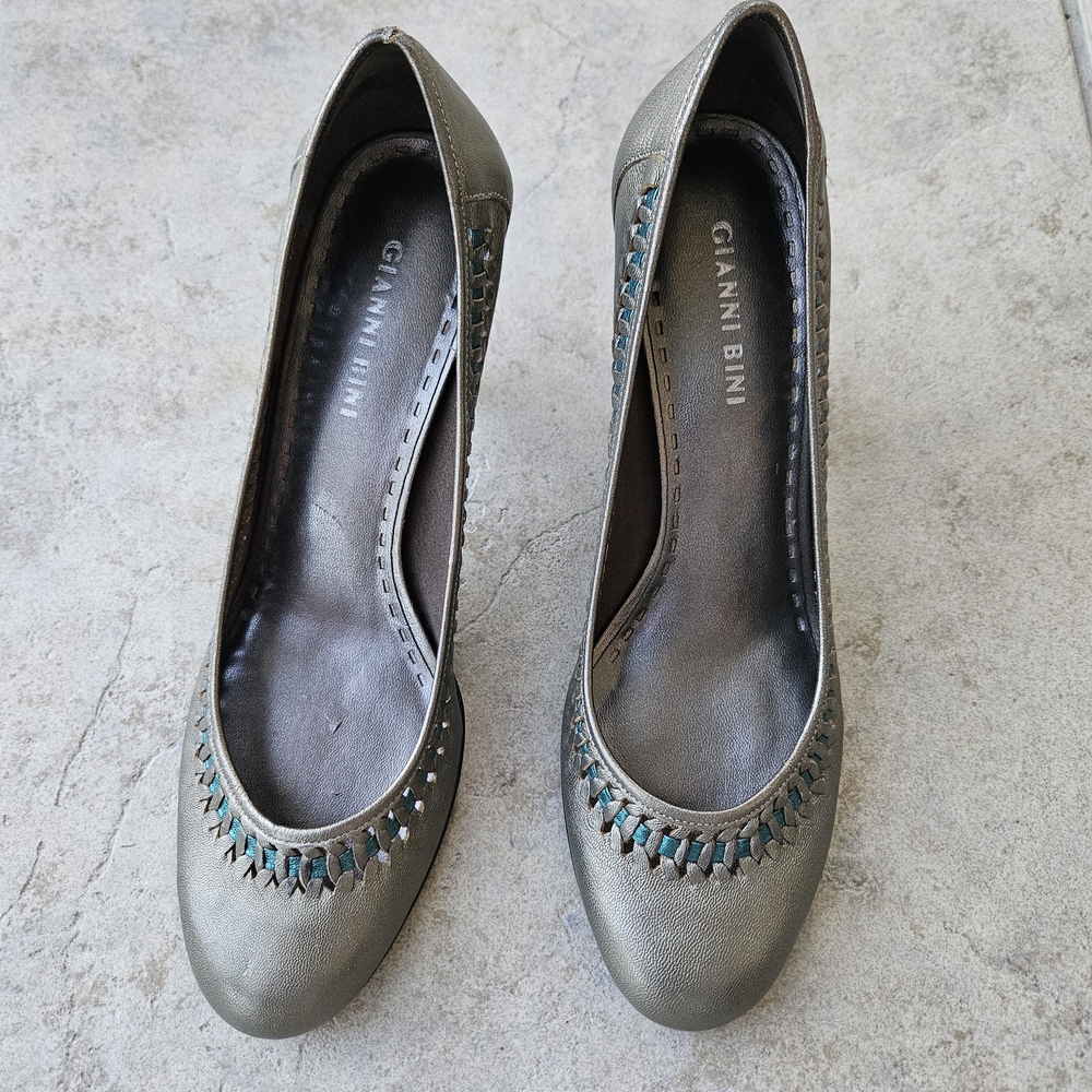 Gianni Bini Womens Metallic Leather Heels with Woven Teal Accent